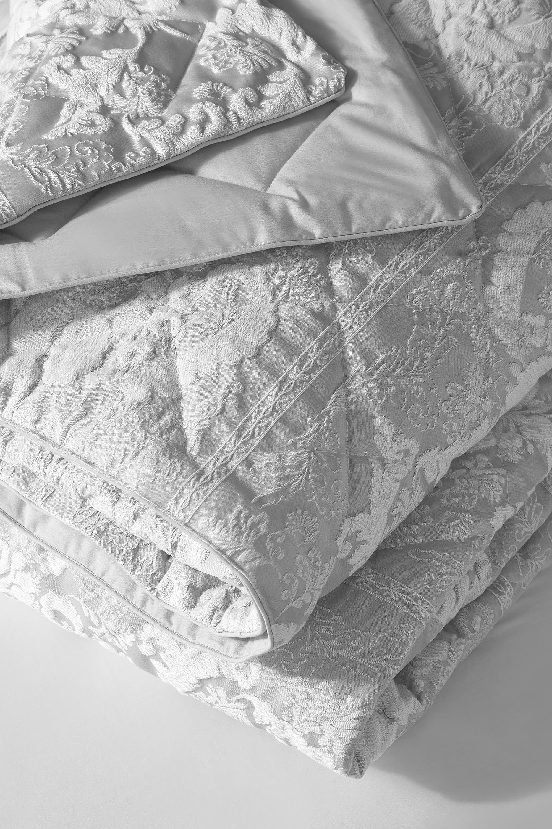 Vivana Bedspread